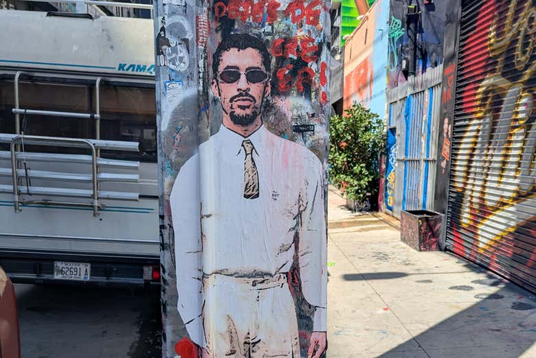 Un portrait de Bad Bunny dans une rue de Miami