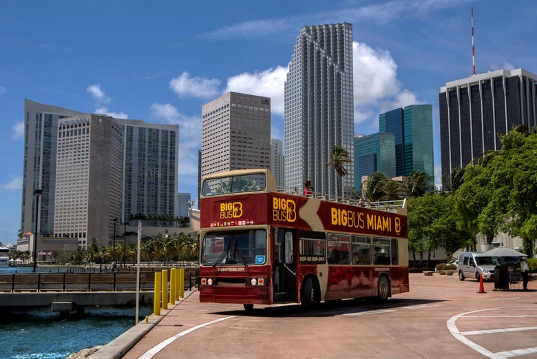 Disfrutando del recorrido en autobús turístico por Miami