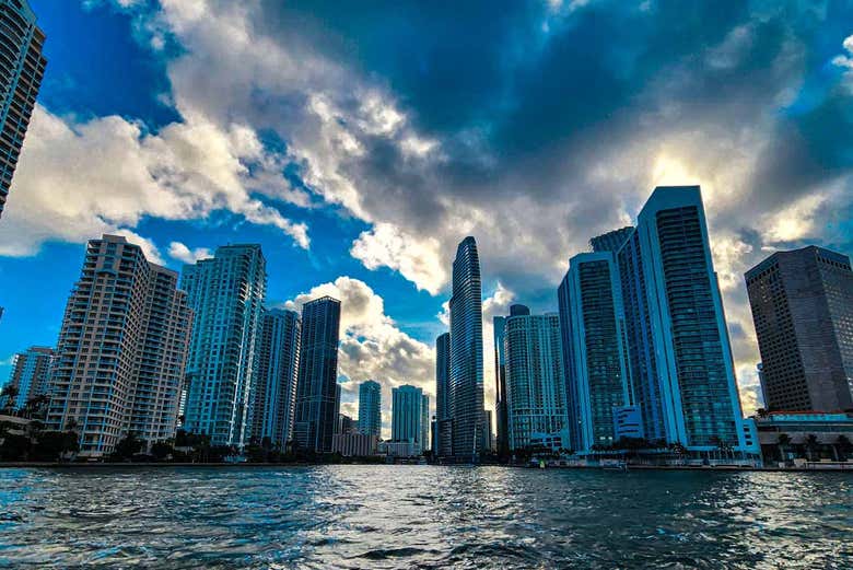Los rascacielos de Miami desde el velero