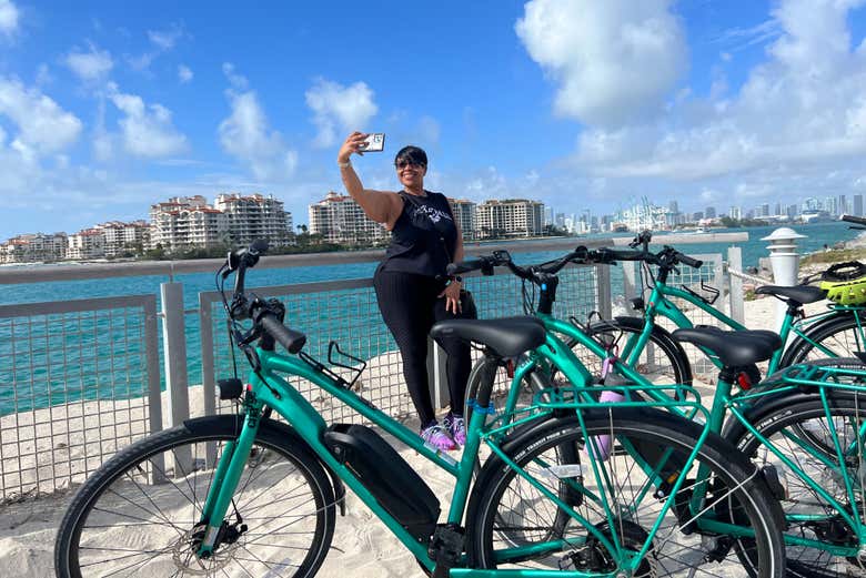 Posando junto a las bicis eléctricas
