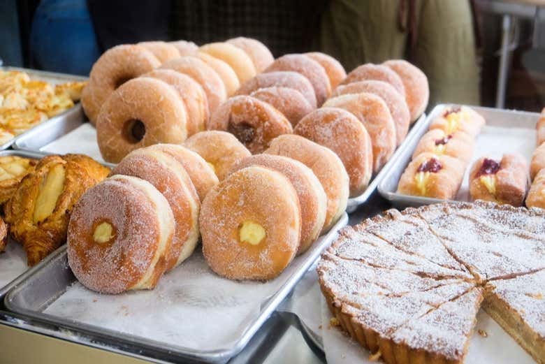 Délicieux donuts de différentes saveurs