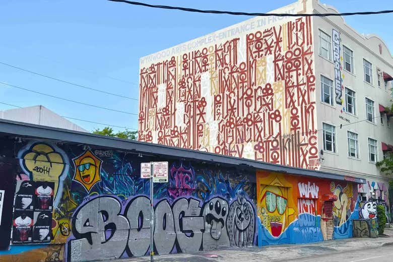 Un edificio lleno de grafitis 