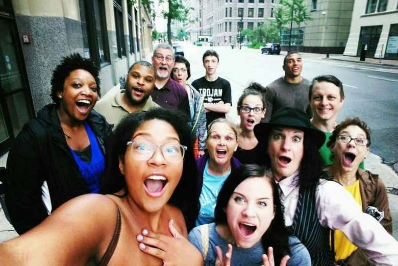 El grupo del tour de los fantasmas durante el recorrido