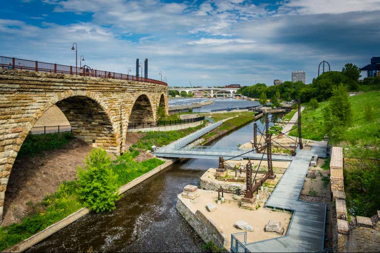 Vistas del puente de piedra de Mill Ruins Park