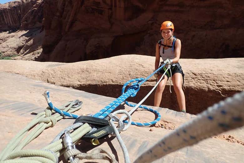 Una chica a punto de descender por el cañón