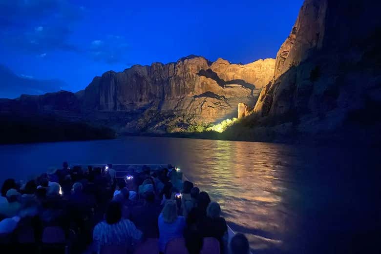 Fotografiando desde el barco las luces del cañón