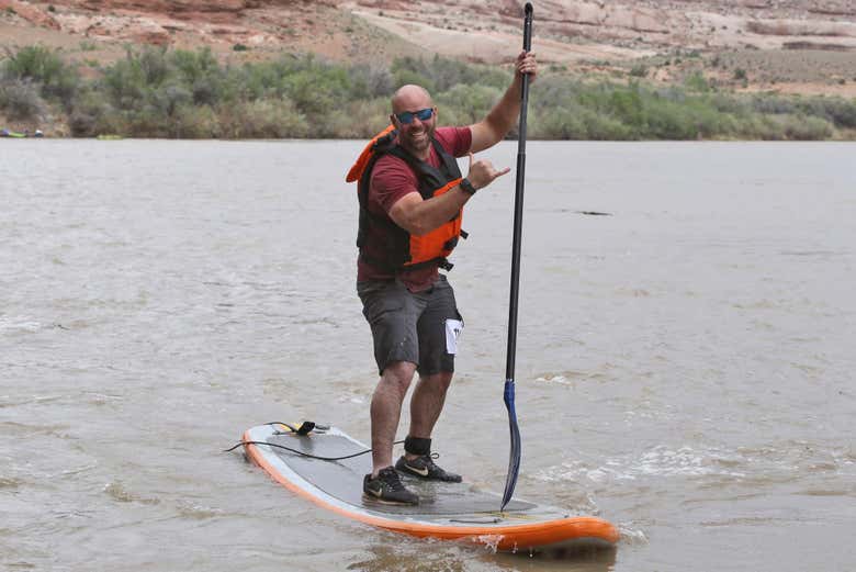 Moniteur de paddle sur le fleuve Colorado