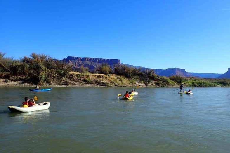 Différents kayaks naviguant autour de Moab