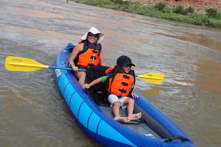 Mère et fils profitant du kayak