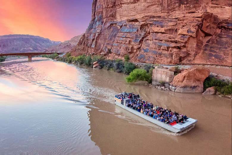 Navegando al atardecer junto al cañón del río Colorado