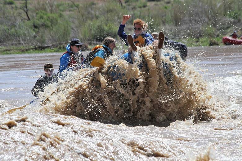 Praticando rafting sul fiume Colorado