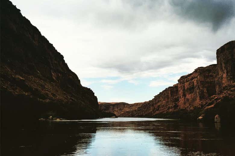 Paysage du fleuve Colorado entre les falaises