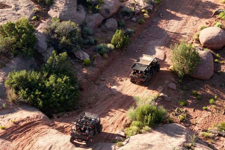 Los vehículos 4x4 en el camino hacia el acantilado