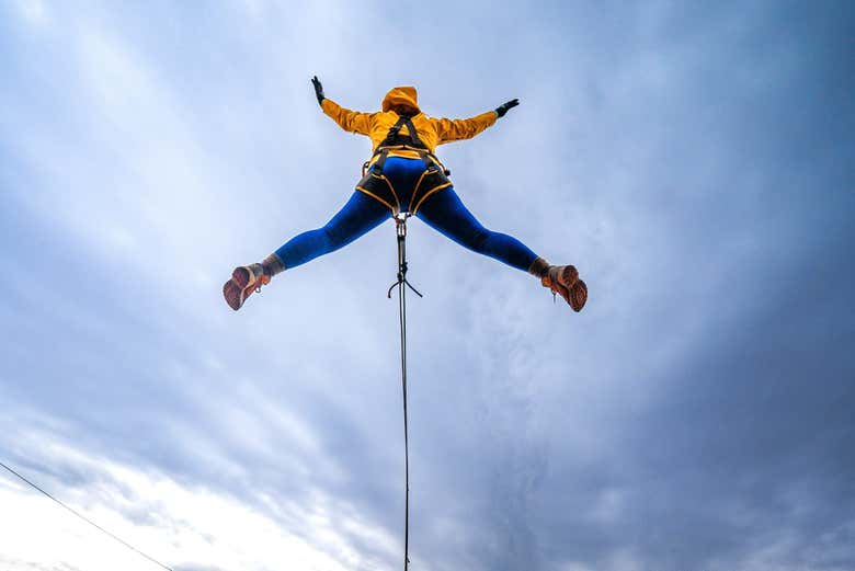 Vista desde atrás saltando en Moab