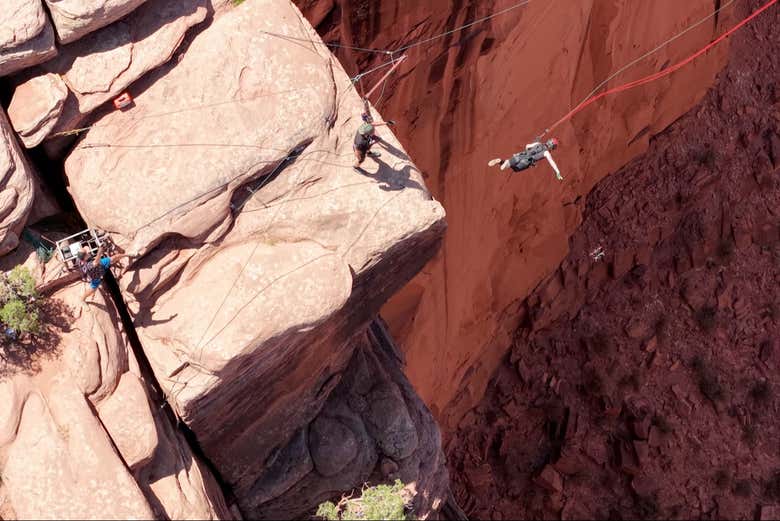 Vista aérea saltando en el acantilado en Moab