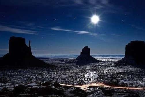 Pleine lune à Monument Valley