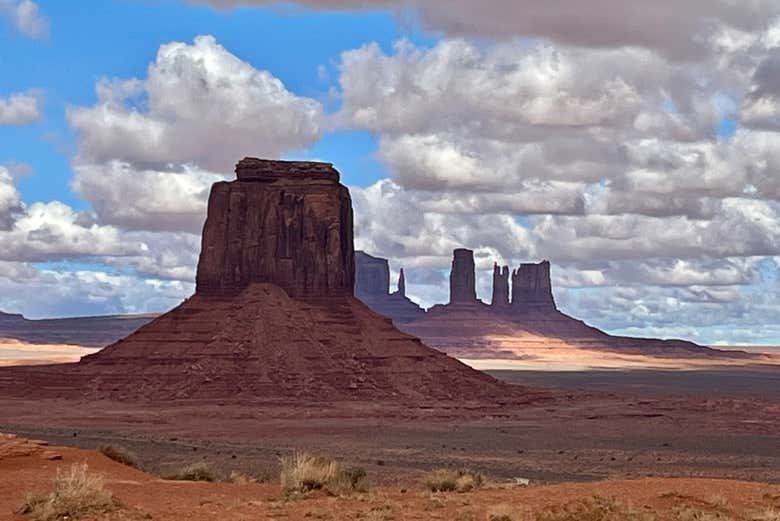 Monument Valley se extiende por un vasto paraje
