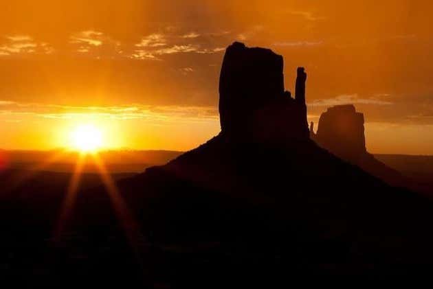El sol iluminando a primera hora Monument Valley