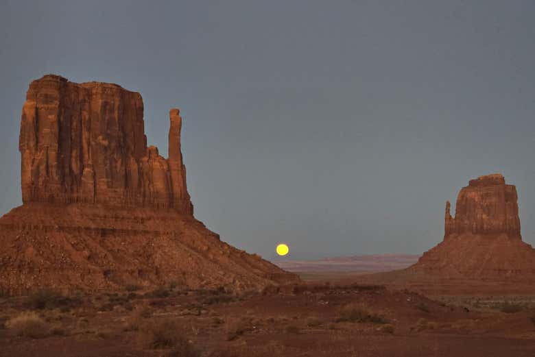 La nuit tombe sur Monument Valley