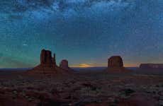 Observación de estrellas en Monument Valley
