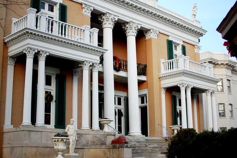 Columnas de estilo griego de la Mansión Belmont