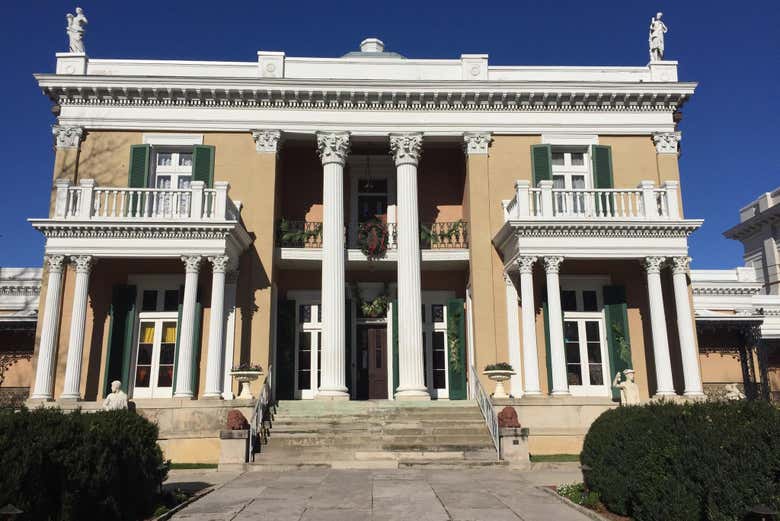 Fachada principal de la Mansión Belmont