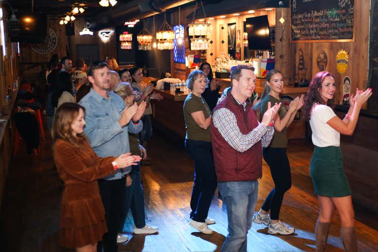 Aprended los pasos básicos del auténtico line dance country