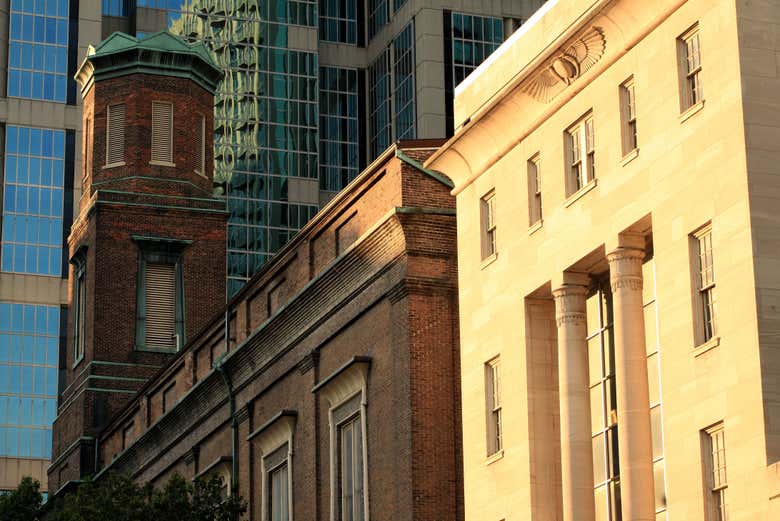 Passeando junto à igreja presbiteriana de Downtown