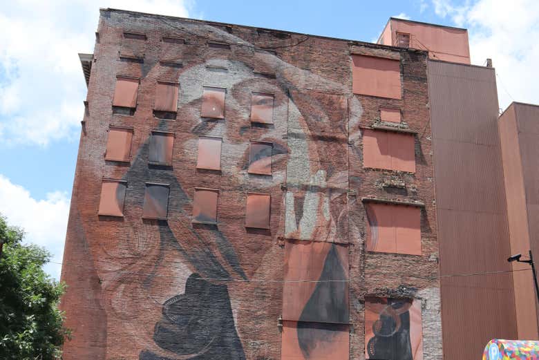 Contemplando os murais de arte urbana de Nashville