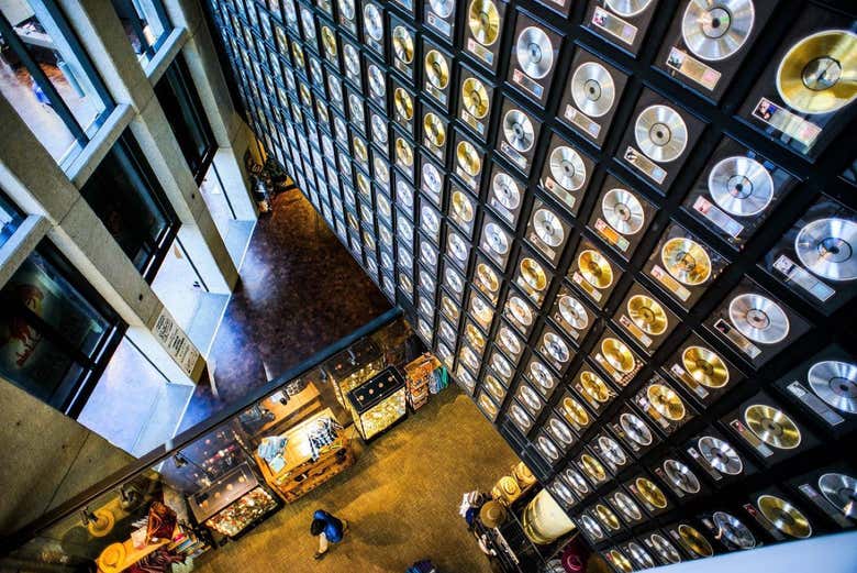 O muro dos discos dentro do Country Music Hall of Fame and M