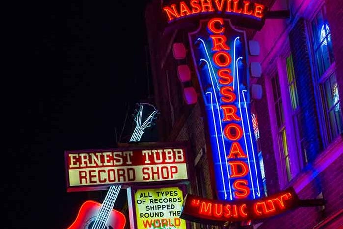 Percorrendo Nashville à noite