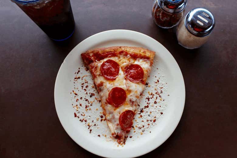 Una porción de deliciosa pizza