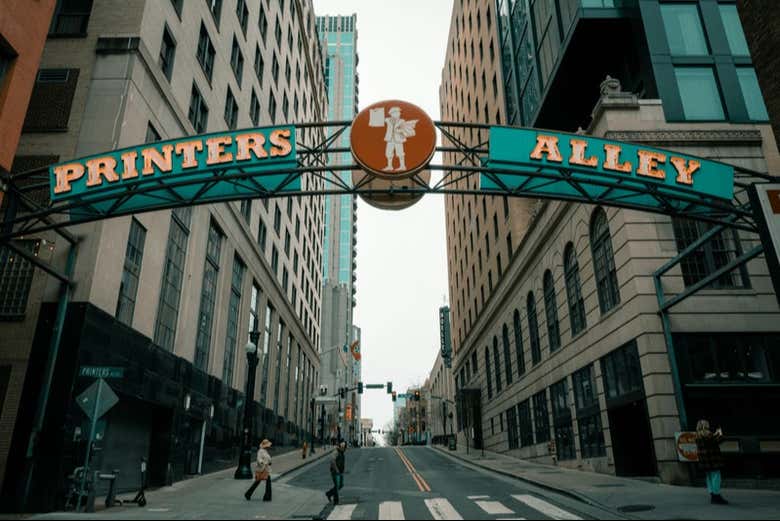 Printer's Alley en el centro de Nashville