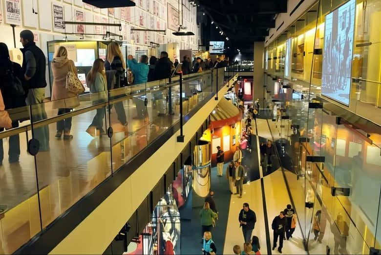 Explorad las modernas y amplias galerías del museo