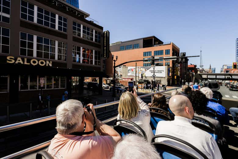 Tuistas a bordo del autobús descapotable de Nashville