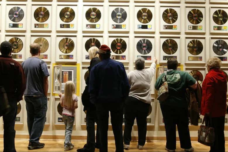 Admirad la impresionante pared de discos de oro y platino