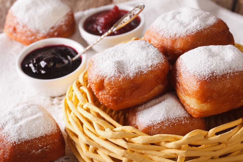Provando os típicos beignets