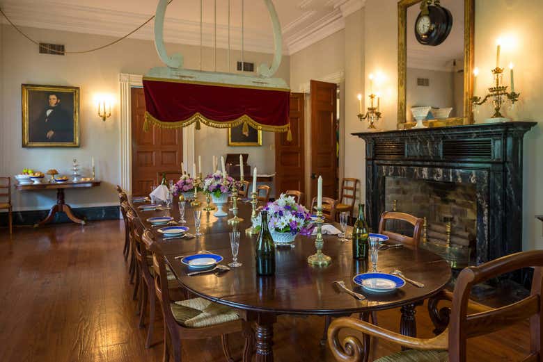 El salón del comedor dentro de la mansión