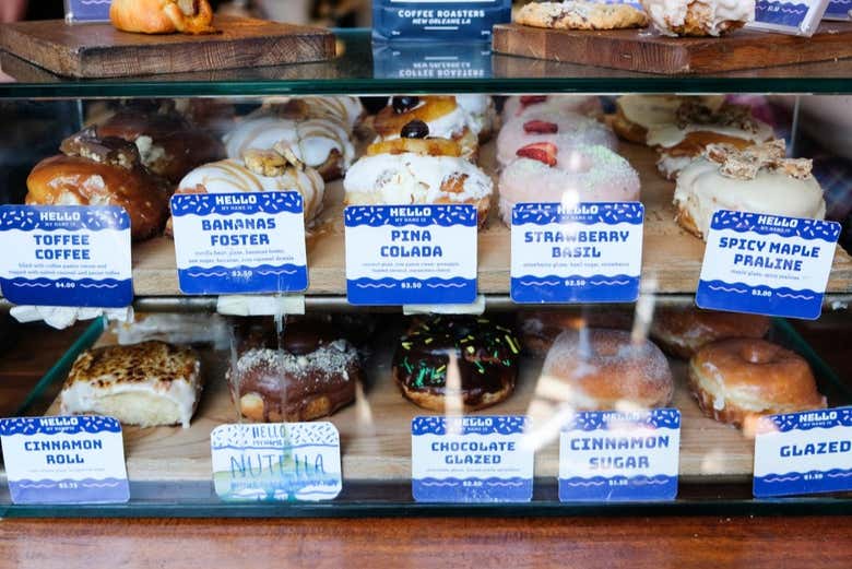 Estabelecimento com vários tipos de donuts