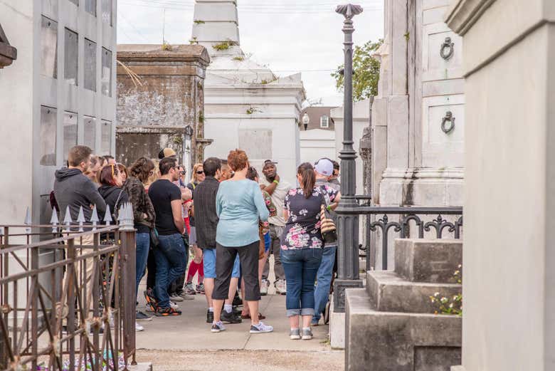 Descobrindo os segredos do cemitério