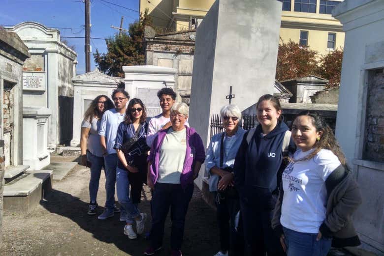 Desfrutando do tour pelo cemitério de St. Louis