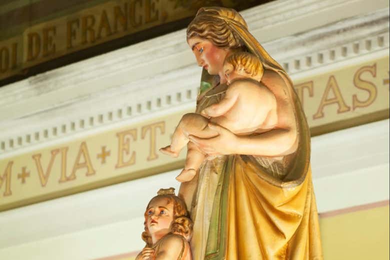Podréis admirar las bellas esculturas de su interior