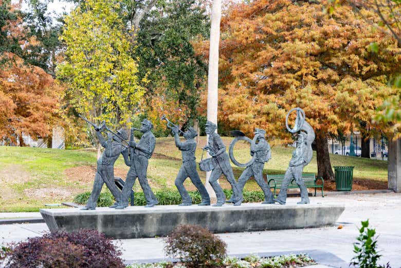 Observez les statues de musiciens dans la ville