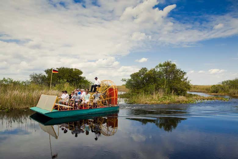 Un grupo de turistas disfrutando del paseo en aerodeslizador