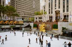 Entrada a The Rink, la pista de patinaje sobre hielo de Rockefeller Center