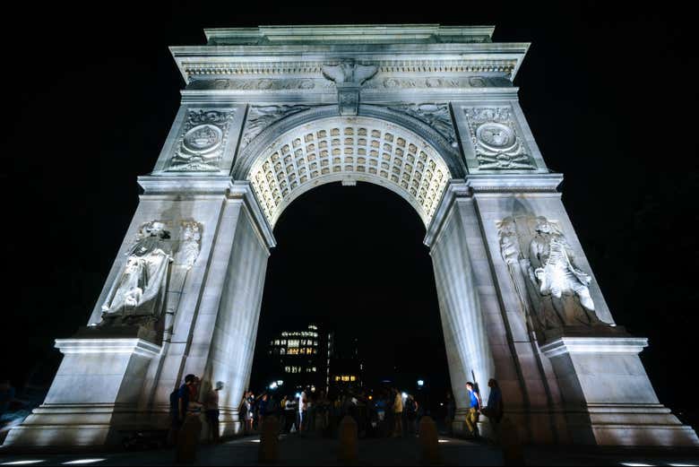 Arco del Washington Square durante la noche