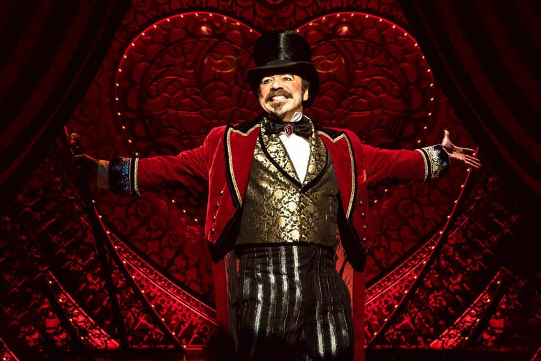 Bem-vindo ao espetáculo do Moulin Rouge!