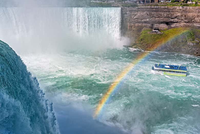 Sale el arcoíris en las Cataratas del Niágara