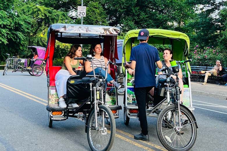 Atendiendo a las explicaciones del guía en los rickshaw
