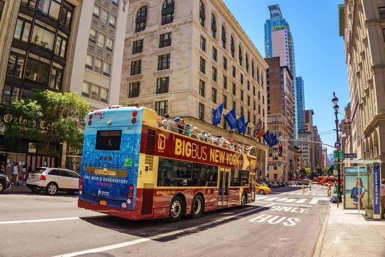 Le bus touristique de New-York sur la Cinquième Avenue